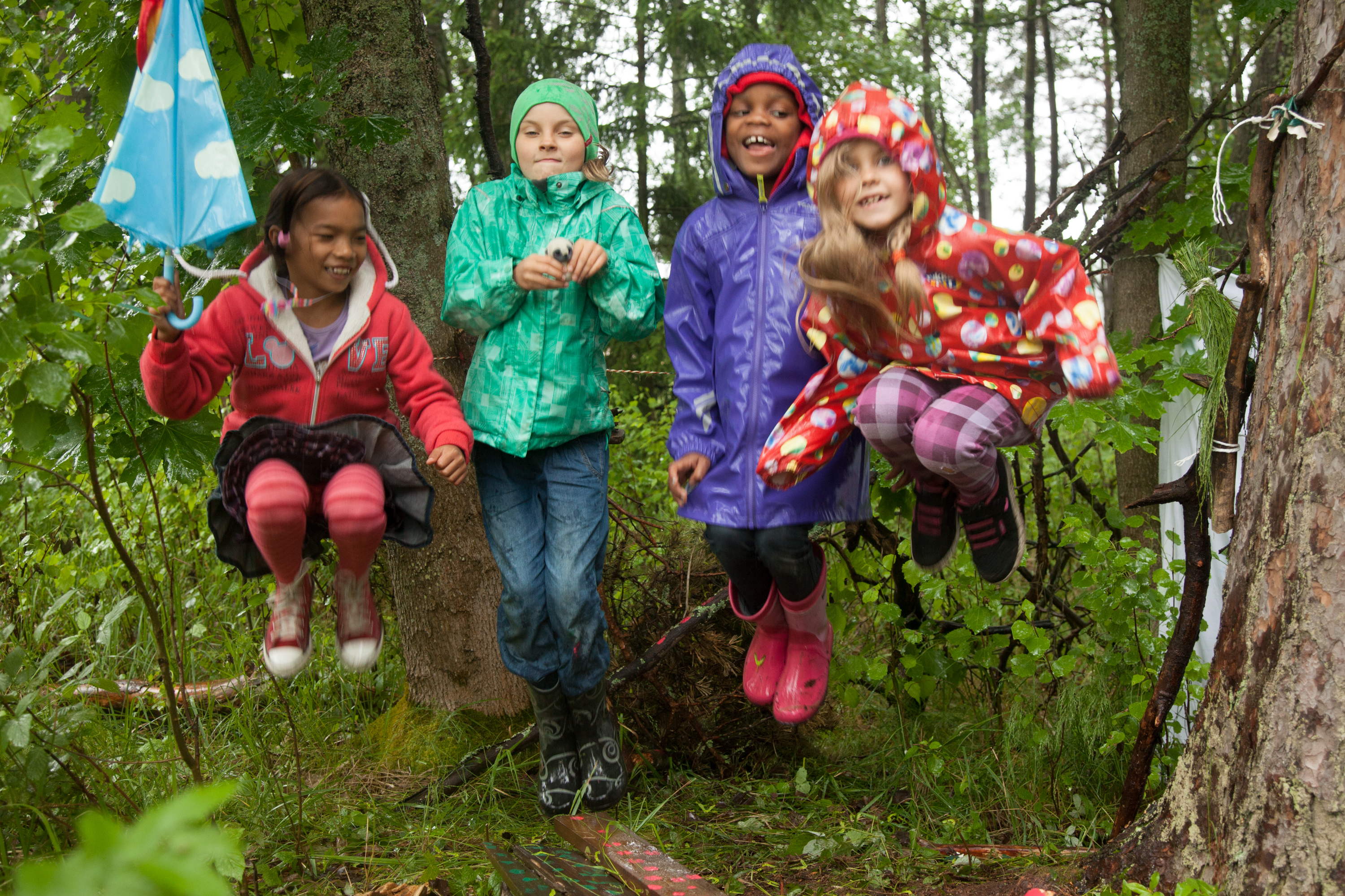 iloa yhdessäolosta lapset sateisessa metsässä